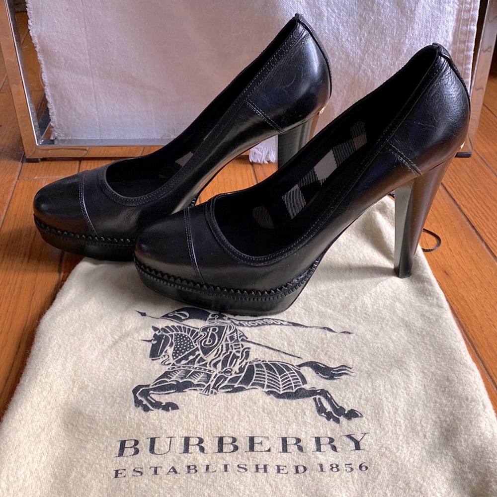 Authentic Burberry Prorsum black leather platform pumps.